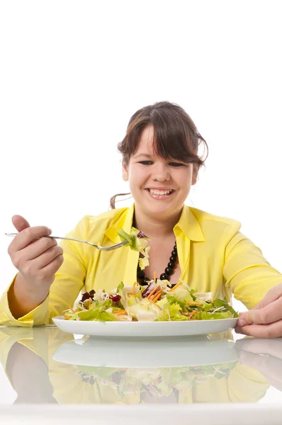 Uzun Saçlı Sarı Bluzlu Bir Kız Beyaz Arka Planda Yemek — Stok fotoğraf