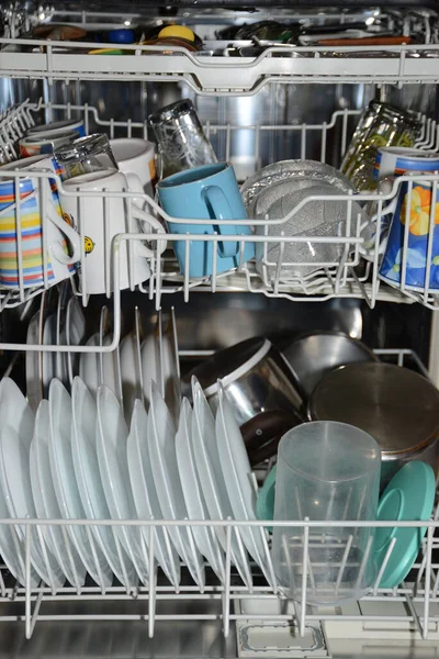 Máquina Lavar Louça Com Pratos Diferentes Cozinha — Fotografia de Stock