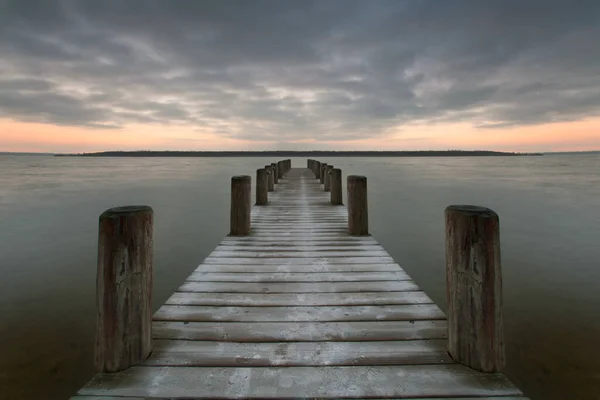 湖の古い木製の桟橋 — ストック写真