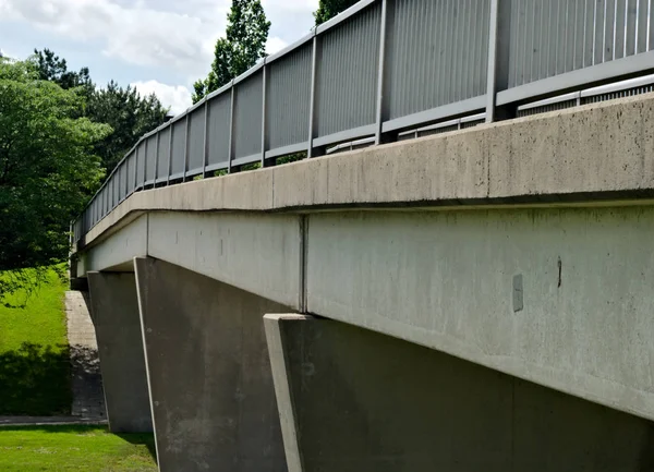 Betonfußgängerbrücke Mit Metallgeländer Perspektive — Stockfoto