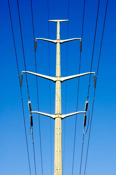 Una Sola Torre Eléctrica Hormigón Con Cables Aislantes Contra Cielo —  Fotos de Stock