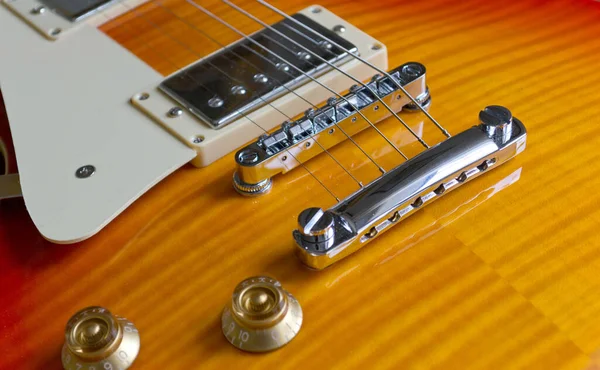 Kontrol Düğmeleri Olan Bir Gitar Köprüsüne Yakın Çekim — Stok fotoğraf