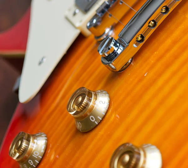 Nahaufnahme Einer Gitarrenbrücke Mit Bedienknöpfen — Stockfoto