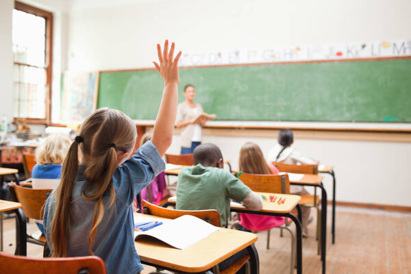 Vue Dos Une Élève Primaire Levant Main — Photo
