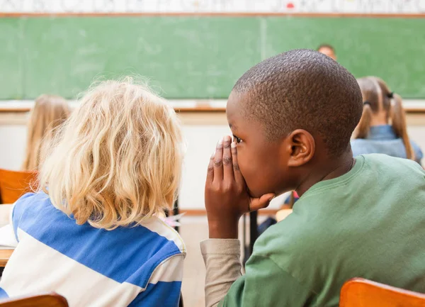 Meninos Sussurrando Durante Aula — Fotografia de Stock