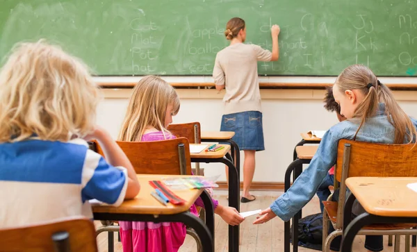 Rückansicht Einer Kleinen Schülerin Die Einem Mitschüler Einen Brief Gibt — Stockfoto