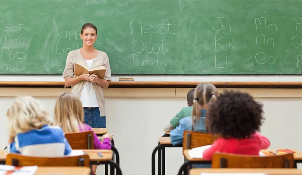 Lächelnde Grundschullehrerin Während Des Unterrichts — Stockfoto