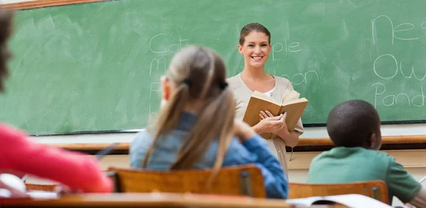 Lächelnde Grundschullehrerin Neben Bord — Stockfoto