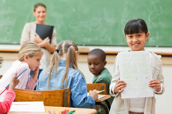 Lachende Elementaire Student Met Haar Oefenboek — Stockfoto