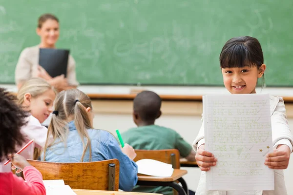 Jung Schulmädchen Vorführung Sie Übungsbuch — Stockfoto