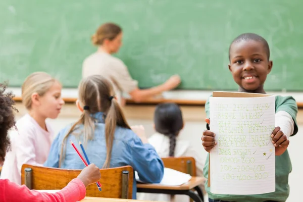 Grundschüler Zeigt Sein Schulheft — Stockfoto