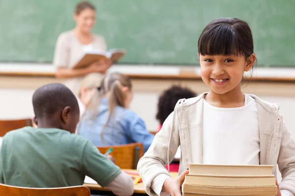 Studente Sorridente Con Libri Piedi Aula — Foto Stock