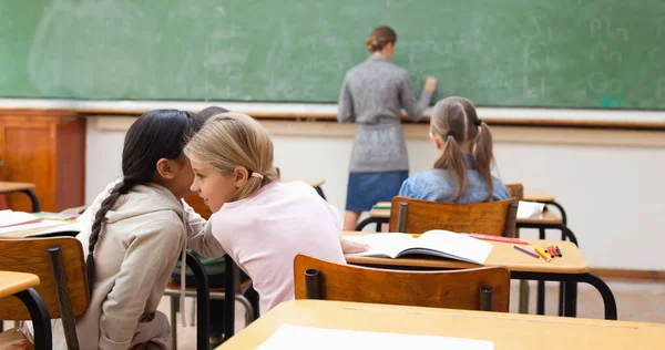 Kleine Meisjes Chatten Tijdens Les — Stockfoto