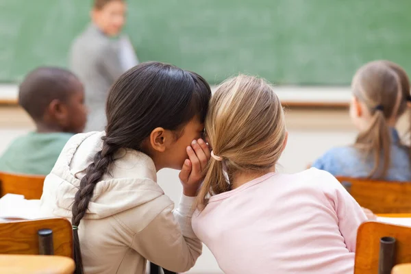 Schüler Plaudern Während Des Unterrichts — Stockfoto