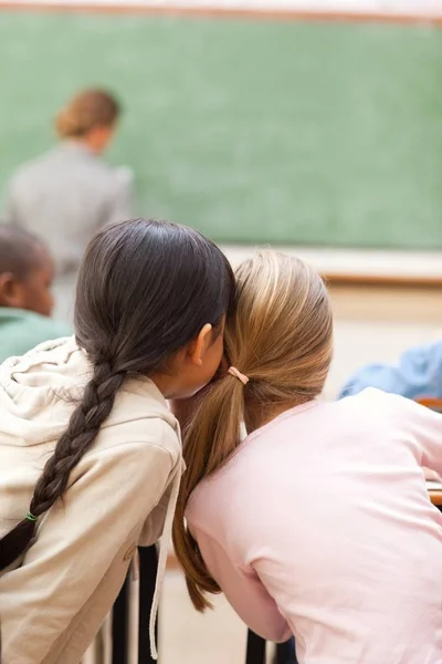 Estudiantes Elementales Que Hablan Durante Lección — Foto de Stock