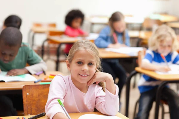 Sınıfta Oturan Gülümseyen Küçük Kız — Stok fotoğraf