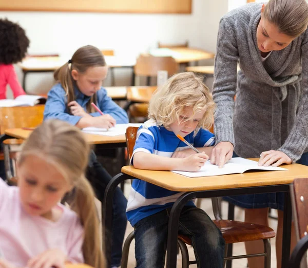 Elementary Teacher Helping One Her Students — Stock Photo, Image