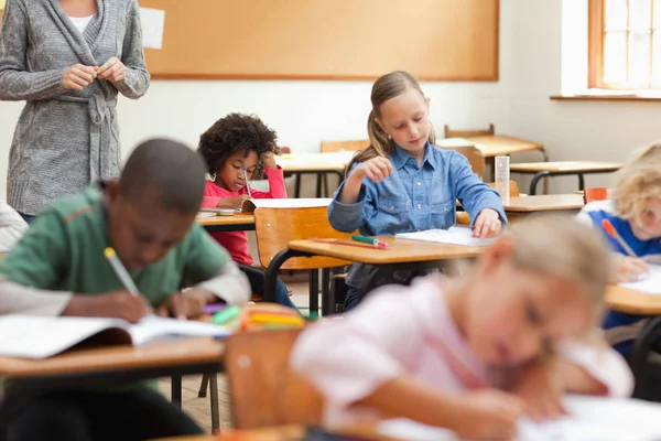 Lehrer Wandert Durch Klassenzimmer — Stockfoto