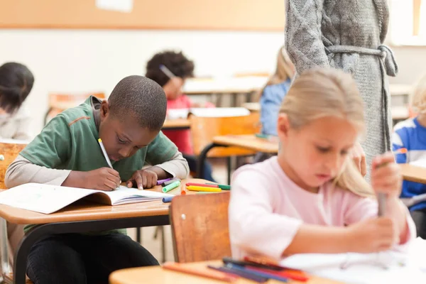 Elementaire Klas Doet Hun Opdracht — Stockfoto