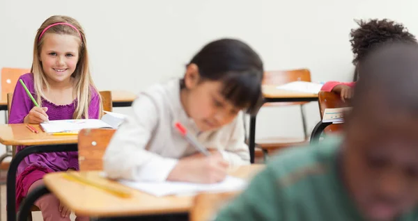 Lachend Klein Meisje Zittend Klas — Stockfoto