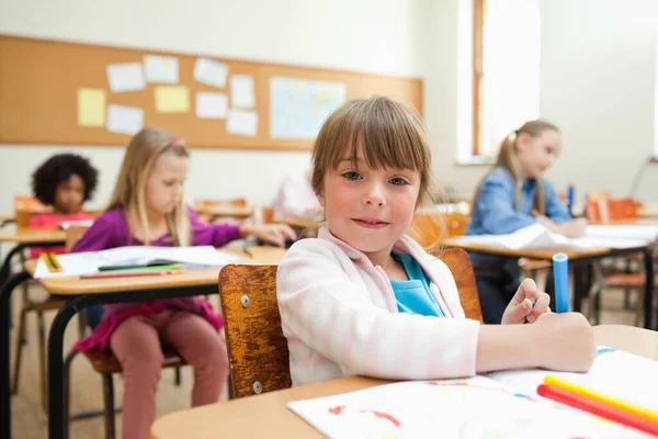 Meisje Tekenen Tijdens Les — Stockfoto