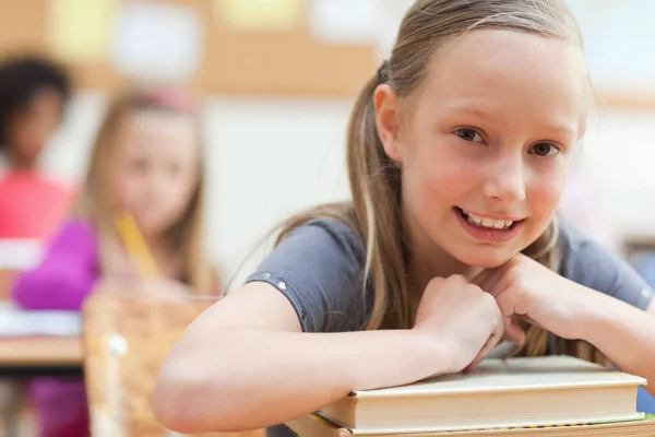 Pequeña Niña Sonriente Que Apoya Montón Libros —  Fotos de Stock