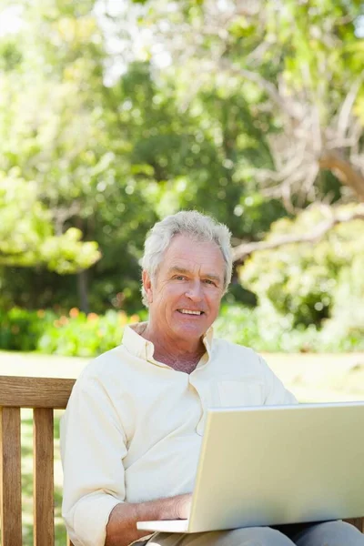 Man Kijkt Naar Zijn Kant Terwijl Hij Een Laptop Een — Stockfoto