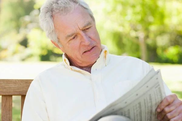 Homem Concentrando Enquanto Jornal — Fotografia de Stock