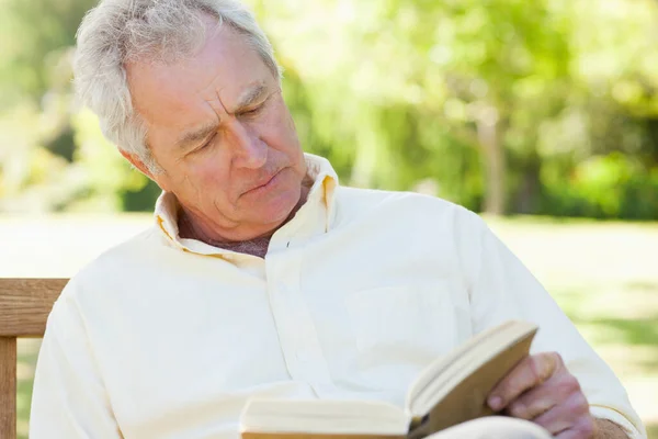 Homem Lendo Livro Sentado Banco — Fotografia de Stock