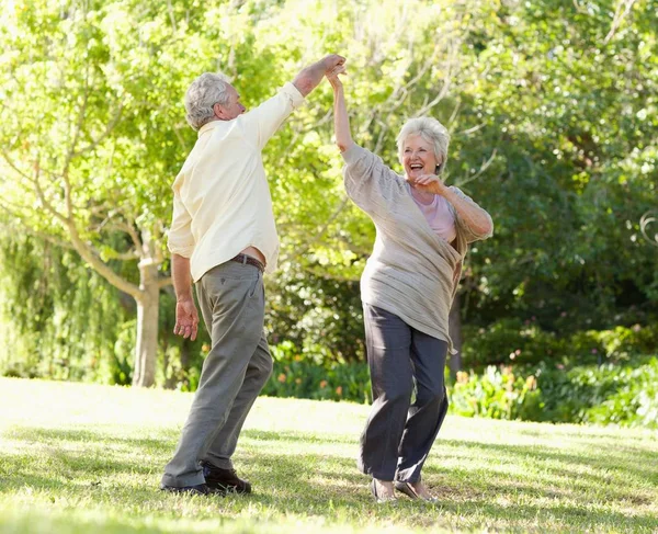 Dos Amigos Ríen Mientras Bailan Juntos —  Fotos de Stock