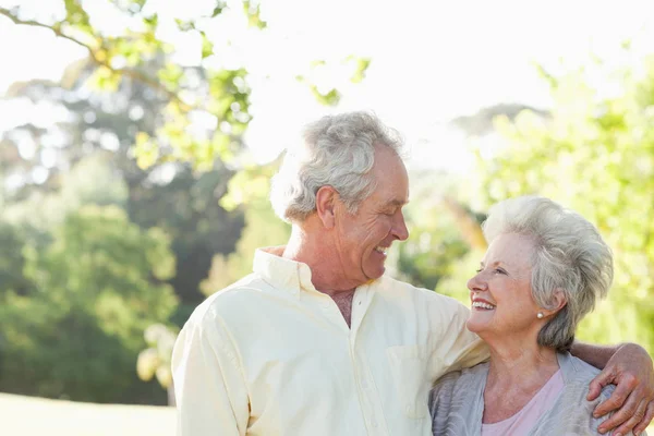 Två Vänner Som Ser Varandra Och Omfamnar Varandra — Stockfoto