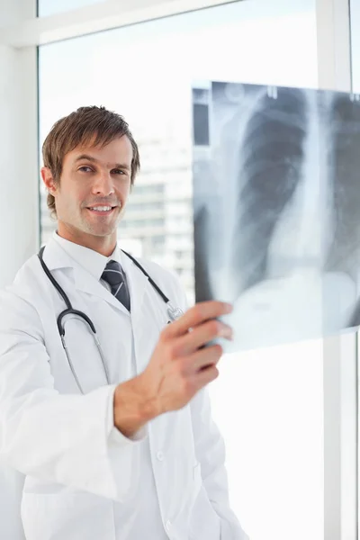 Jeune Médecin Souriant Tenant Une Radiographie Pulmonaire — Photo
