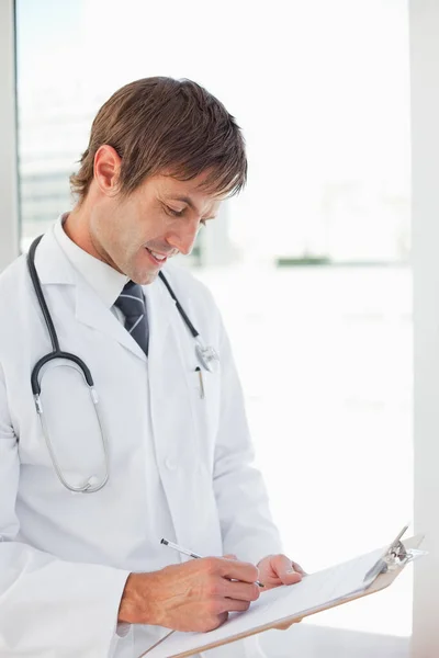 Usmívající Lékař Pracuje Jeho Schránkou Při Vstávání — Stock fotografie