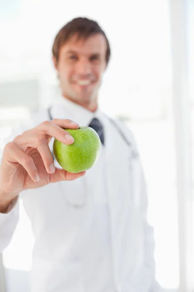 外科医がおいしい緑のリンゴを持っています — ストック写真
