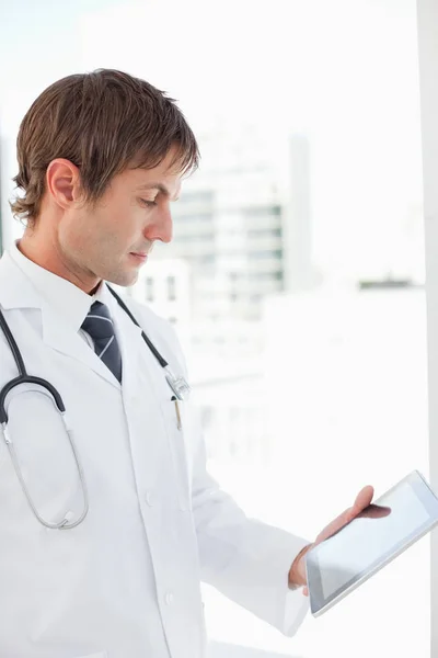 Allvarlig Läkare Som Håller Tablett När Han Står Ett Ljust — Stockfoto