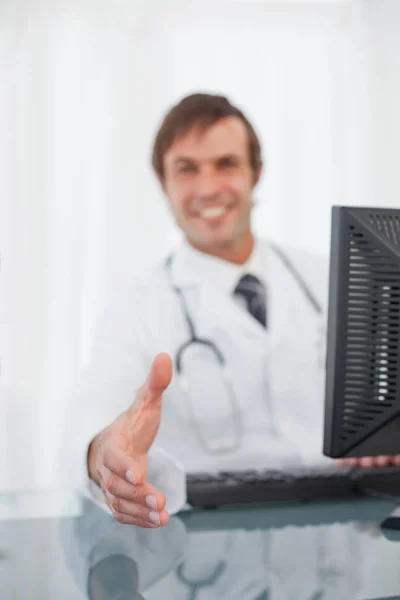 Médico Sorridente Com Mão Estendida Para Aperto Mão — Fotografia de Stock