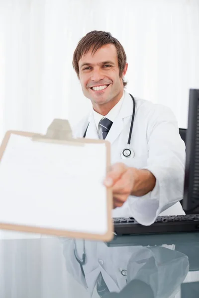 Médico Sorrindo Mostrando Sua Área Transferência Enquanto Olha Para Câmera — Fotografia de Stock