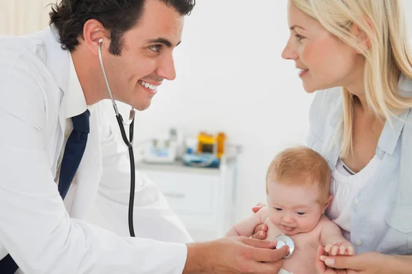 Smiling Doctor Taking Babys Heart Beat — Stock Photo, Image