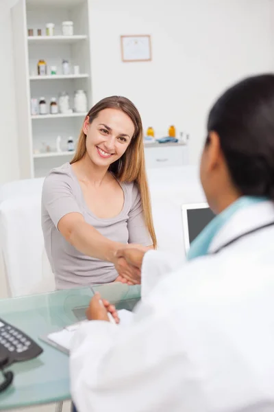 Smiling Patient Her Doctor Shaking Hands — Stock Photo, Image