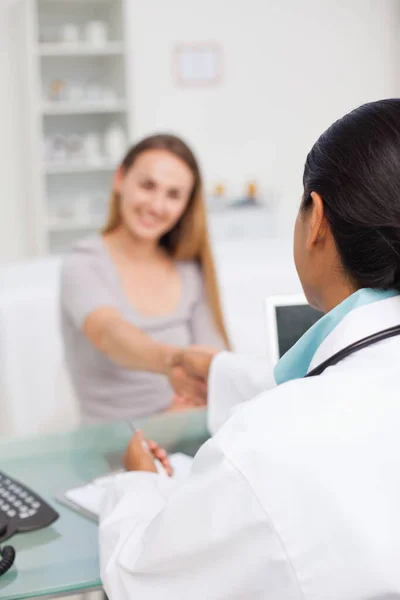 Rear View Doctor Shaking Hands Her Patient — Stock Photo, Image