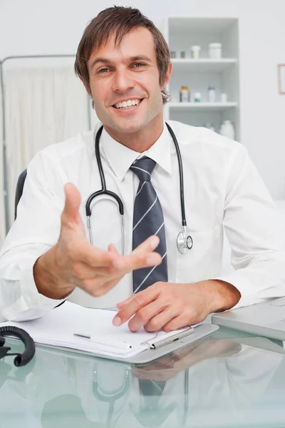 Sorrindo Médico Movendo Mãos Enquanto Explicações — Fotografia de Stock