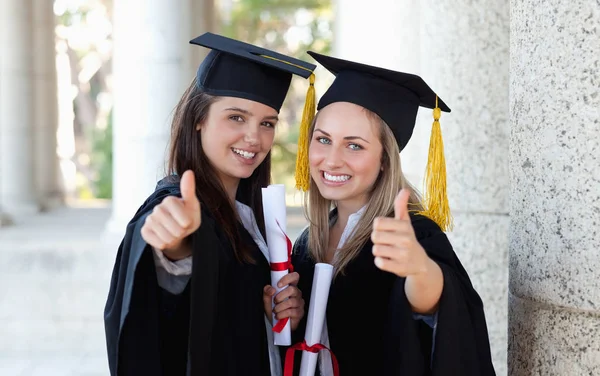 Leende Studenter Som Sätter Tummen Upp — Stockfoto