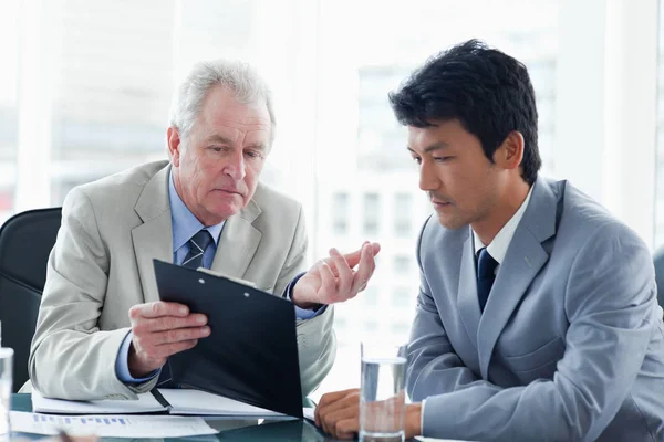 Ernstige Zakenman Geeft Uitleg Informatie Het Klembord Aan Een Werknemer — Stockfoto