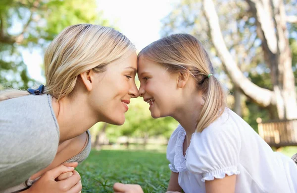 Mutter Und Tochter Zeigen Ihre Zuneigung — Stockfoto