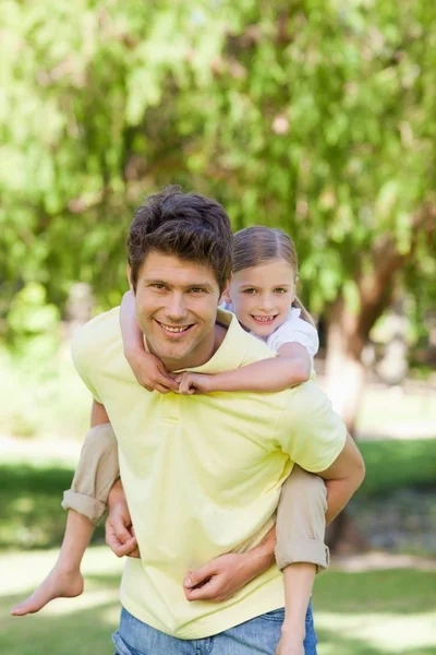 Daughter Smiles While Getting Piggyback — Stock Photo, Image