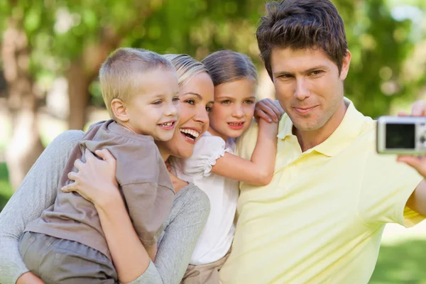 Tiro Foco Família Enquanto Posam Para Uma Foto — Fotografia de Stock