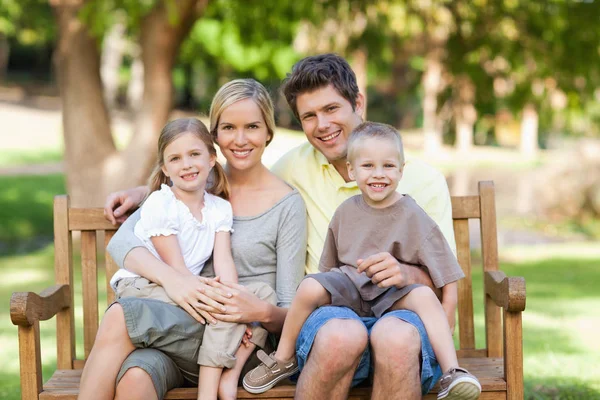 Una Familia Sonriente Sentada Tranquilamente Banco — Foto de Stock