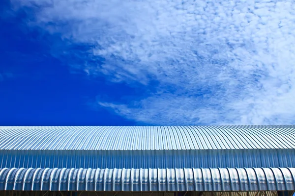 Fachada Metálica Telhado Fábrica Alumínio Céu Azul — Fotografia de Stock