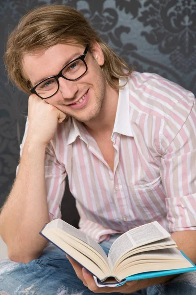 Junger Mann Liest Ein Buch — Stockfoto