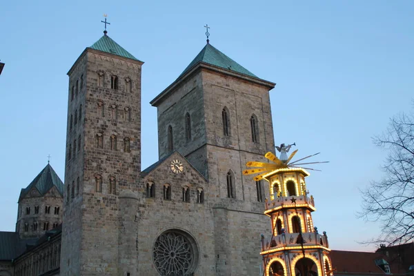 Una Piramide Natale Davanti Alla Cattedrale — Foto Stock